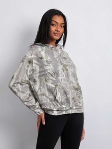 Hoodies للنساء من النوع الثقيل للنساء Camo Maple Leaf Hoodie كبير الحجم من النوع الثقيل للبلوزات إسقاط الكتف مقنع مع جيب 24328