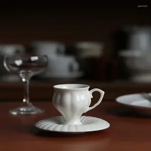 Tassen Französische Retro-Kaffeetasse mit hohem Bein Sense Kleiner italienischer Espresso-Keramik-Mittelalterteller