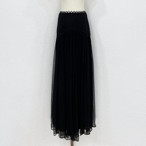 Black skirt is fashionable and versatile