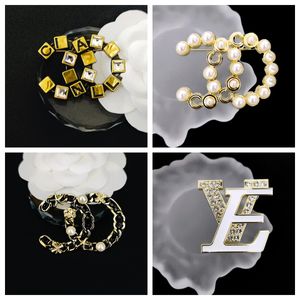 20Style Brand Double Letters Designer Broscher för mode Pearl Broschkläderdräkt Stift Kvinnor Bröllopsmycken Party Accessory