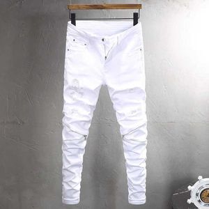 Mäns jeans street mode mens jeans vit elastisk tät öppen front jeans män skalle designer zipper lapp hip hop punk byxor hombre j240328