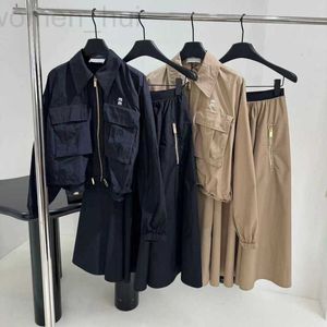 Kvinnorjackor Designer Miu-serien Shenzhen Nanyou High-End European Women's Clothing Sweet and Cool Style Short Jacket+Hög midja kjoluppsättning för kvinnor 2tod