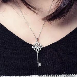 Pendant Necklaces 2021 Fashion Classic Design Chinese Knot Key Charm Women Silver Color Zircon Necklace For Wedding Jewelry Gift202L