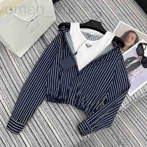 Blusas femininas camisas designer sul óleo 24 nova medalha triângulo falso camisa listrada de duas peças emagrecimento solto e redução de idade casual pescoço redondo NRDC