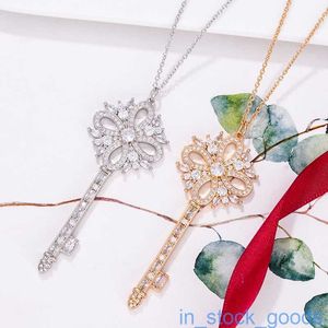 Original 1to1 högkvalitativt varumärkesdesigner halsband Tiffancy Key Necklace V Gold Full Diamond Snowflake Pendant Fashion Women Justerbara smycken med riktig logotyp