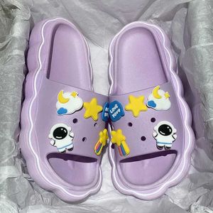 Tofflor Cartoon Cute Astronaut Womens New Herr Outdoor Beach Flip-Flops Home Thick Bottom Non-Slip Eva Flat Hushållsskor H240328XJBA