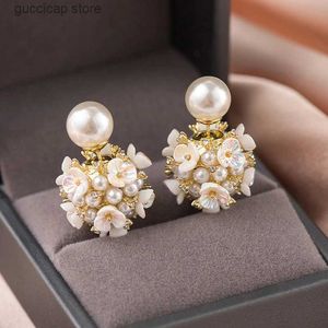 Charme Mode Elegante Blume Perle Stud Ohrringe Für Frauen Weiß Temperament Shell Doppel seiten Ball Mädchen Schmuck Für Datum Y240328