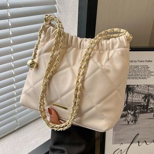 Moda pikowana torba na ramię luksusowa designerka torba crossbody z paskiem łańcuchowym swobodne torebki kubełkowe żeńskie torby pod pachami YFA2166