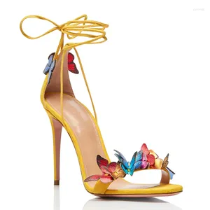 Scarpe eleganti 2024 Tacchi alti con fiocco giallo che indossano scarpe da donna sottili con punta aperta per data farfalla rossa singola
