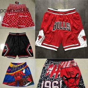 Kurze sportliche und lässige Herren-Basketball-Shorts im Throwback-Stil mit Tasche, Rot und Schwarz