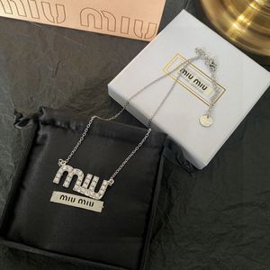 نسخة عالية من MUI Crystal Letter Necklace ، سلسلة الترقوة المألوفة والشخصية ، مع سوار من حجر الراين للنساء