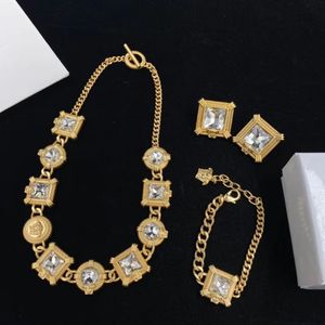 Fashion Designer Necklaces V Pendant Banshee Medusa Head 18K Gold Plated Bracelets Girl Earrings Bracelet Birthday Festive Engagem308O