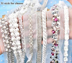 Prägla 1yards 31 Style Pearl Beaded Rhinestone Trims Sy på vitt mesh spetsband för diy hårkläder bröllopsklänning bälte tillbehör