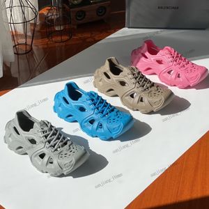 36-46 Kvinnor Män Mögel Stängda gummisandaler Designer Vattentäta skor Chunky Summer Clog Pool Stängt tå glider svart spetsar upp Beige Loafer Sneakers Beach Slipper