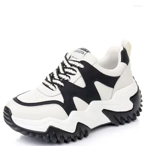 Buty swobodne 8 cm Women High Platform Sneakers 2024 Autumn Oddychający Chunky Tato Grube Treners Skórzana kobieta