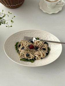 Tallrikar präglade ovala vita platta ljus lyx keramisk djup sallad frukost hem spaghetti köksborest