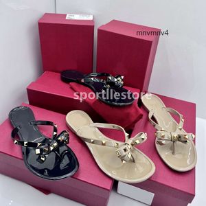 Rivettato BITK Fondo moda Donna Estate Spiaggia Pantofole nere Fiocco Infradito piatte casual Scarpe per unghie Quali san valentino valentinosneakers valentino11 valentino FQRH