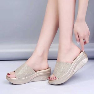Chinelos confortáveis das mulheres 2023 verão nova sola grossa cunha salto flip-flops dedo do pé aberto senhoras moda sandálias de cor sólida feminino h240328yn90