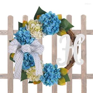 Dekoratif çiçekler bahar çelenkleri ön kapı mavisi beyaz çiftlik evi çelenk girişi, yay ile gerçekçi yapay
