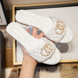 Sandálias de designer de verão Mulheres chinelas de banho feminino sapatos de praia chinelos planos de couro pães ao ar livre Novo estilo de salto médio sole mules praia tamanho 35-43