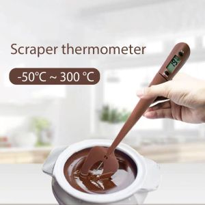 Измеряет цифровой шпатель термометр Приготовление шоколадной выпечки
