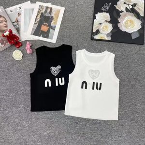 2024 Summer New M Letter Print Luxury Sticked Vest Women Sweet Slimming Stretch Love Pärled Short Top