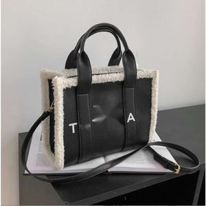 La borsa tote Lady famoso designer fresco pratico grande capacità2024 NUOVA borsa a tracolla a tracolla semplice da donna grande portamonete a tracolla casual tela quadrata