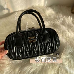 STRAGE EXPORT DESIGNER SKULD VÄSARE HANDBAG 2024 NYA WOMENS BAG mode One Shoulder Crossbody Wrinkle Method Stick Small Brand Live Broadcast