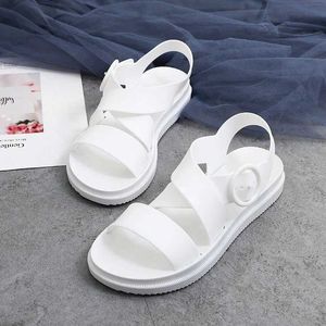 Sandały PVC Girl 2023 Nowy moda Instagram Trend Celebrity Casual Flat Bottom Fairy Beach Proste rzymskie buty okrągłe palce H240328U9x6