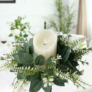 装飾的な花の花輪のろうそくのリングフェイクユーカリの葉ガーランドが家の結婚式のパーティーテーブルにセット
