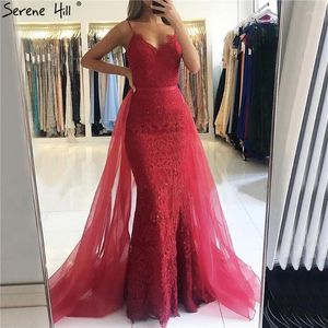 Party Dresses Red Sling Lace Beading Mermaid Prom 2024 Sexig ärmlös V-ringning Tulle klänningar Serene Hill Bla70064