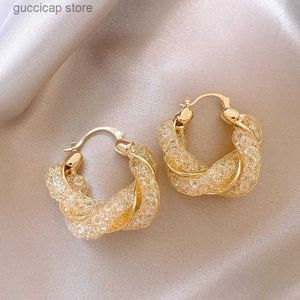 Charm Twisted Mönster Inlaid Rhinestone Earring for Women New Fashion Sparkle Hoop örhängen unika bröllopsmycken gåva Y240328