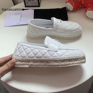 Chanells klänning espadrilles plattform loafers skor quiltade lammskinn läder kvinnor mulor raffia halmlägenheter med guldkedja spänne sammanlåsande c sneaker