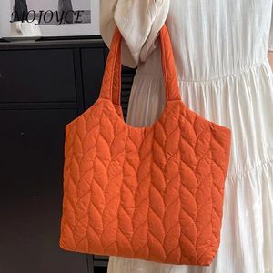 ショルダーバッグキルティングバッグ刺繍スレッド通勤大容量ファッションナイロンエレガントソフトコットンパッドは週末の休暇