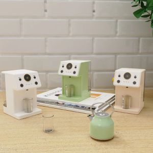 Miniatyrer Mini Water Dispenser Dollhouse Miniature Kitchen Miniature Food Model Crafts Home Decor Desk Decoration Kunskapen för att dispensera vatten