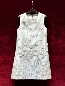 2024 Sprężyna biała solidna sukienka z koralikami bez rękawów okrągła szyjka Długość kolanowe sukienki x4m2612306