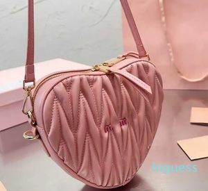 2024 pembe kalp çantası kadınlar deri zarif çanta mini tasarımcı çantalar kızlar sevimli omuz crossbody çanta moda zinciri telefon çantası