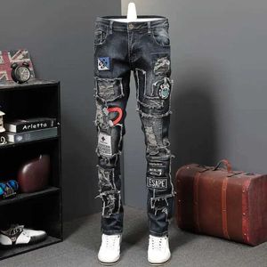 Męskie dżinsy Nowe wiosenne/letnie przełomowe plaster haftowane jeansy dla męskich dżinisterów elastyczne spodnie J240328