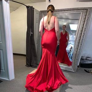 Party Dresses Amazing V-Neck Evening Mermaid Style 2024 Röd formella rygglösa enkla klänningar