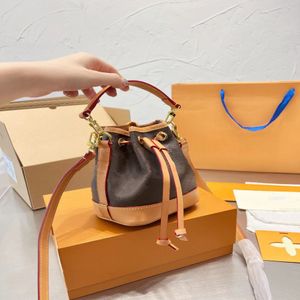 Bolsa feminina designer moda 1v mini tamanho 16x13x10cm bolsa de couro com cordão em mudança de cor2936