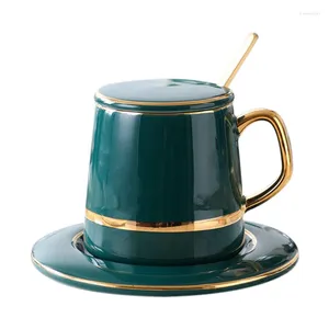 Tazze Tazza da caffè in ceramica con cucchiaio Tazze da tè pomeridiane minimaliste verde solido Set di piattini e alta qualità