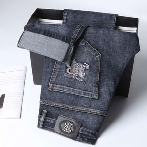 Jeans da uomo primavera e autunno per il tempo libero ricamo elastico marchio di moda slim fit jeans da uomo spessi versatili