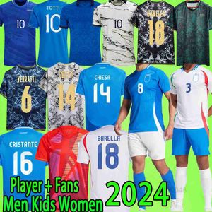 Mens Tracksuits 2024 Italien Soccer Jerseys Fan Player Version Men Kids Kit Totti Donnarumma Chiesa Barella de Rossi Rbaggio Scamacca Raspadori Italia Football Shirt