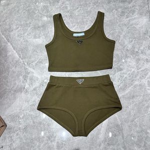 Moda klasik moda lüks tasarımcı kumaş üçgen logo mayo seti sportif stil kısa kurtisole tank üst üçgen pantolon kadın set