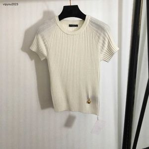 Knit t-shirt designer kvinnor märkeskläder kvinnor sommar topp mode lejon huvudmetall spänne med dekorativa ränder kort ärm damer skjorta asiatisk storlek s-l 28 mars