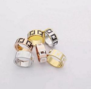 Anéis de aço de titânio gravados com letra F com esmalte preto e branco estilo fashion masculino feminino anel largo de ouro 18K joias presentes HFRN1 -- 13