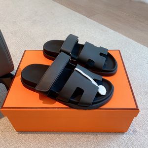 Designer chypre sandaler kvinnor män tofflor väska blomma flip flops platt mode i brunt och svart för kvinnor och män utomhus läder strandsneakers mode storlek 36-45