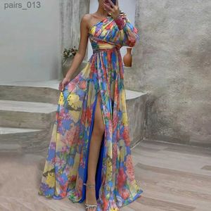 Grundläggande avslappnade klänningar utanför axeln aftonklänning Elegant One Shoulder Floral Print Maxi-klänning med sidodelad hem veckad detalj för fester banketter YQ240328