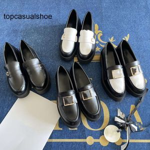 Canais CF C Sapatos de vestimenta entrelaçando mocassins de designer de ouro Buckle outono Spring Allmatch Leather Sapatos Mulheres Oxford Tênis Casual de Trabalho Casual