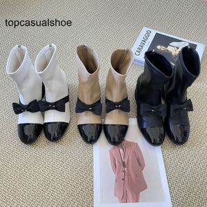 Canais cf c arco dedo arco dedo botas pretas botas interligadas patente 23s booties de tornozelo para mulheres lady bege vestido preto sapatos de calcanhar de quarteirão